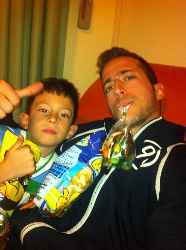 JorgCr24's tweet photo. Con mi sobri solo en la casa artandonos de chucherias... Jajaja a cua peor!! 😜😜 http://t.co/1ek1z6qzvH