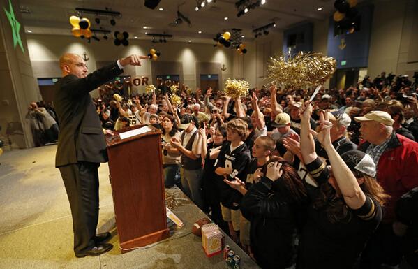 NCCGridIronClub's tweet photo. Join @VandyFootball Sunday night at 7:45 pm for the Bowl Announcement Party! Details link http://t.co/jO2auMEMYC http://t.co/n7IbdlB3qQ