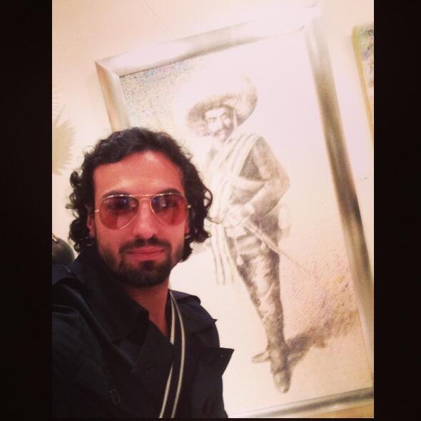 GabrielVOficial's tweet photo. Ya en el DF ! Este personaje de aqui Atras ! #ZAPATA Viva #MEXICO !!! http://t.co/Bm4b8B6C1Y