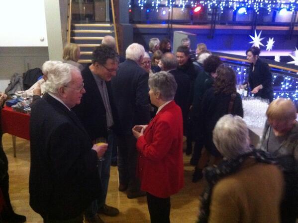 Y gynulleidfa yn barod am lansiad hunangofiant <a href="/Dafydd_Wigley/">Dafydd Wigley</a>