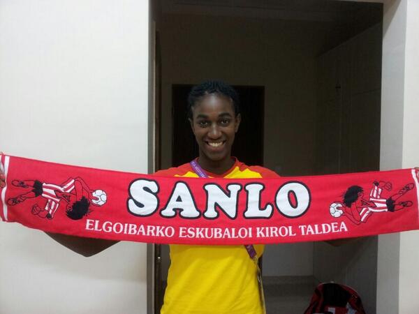elgoibarkosanlo's tweet photo. Otra foto de los JJMM! @ShandyBarbosa86 también posó con nuestra bufanda! Mucha suerte! @RFEBalonmano #sireketakebu http://t.co/WhFWlcMXRb