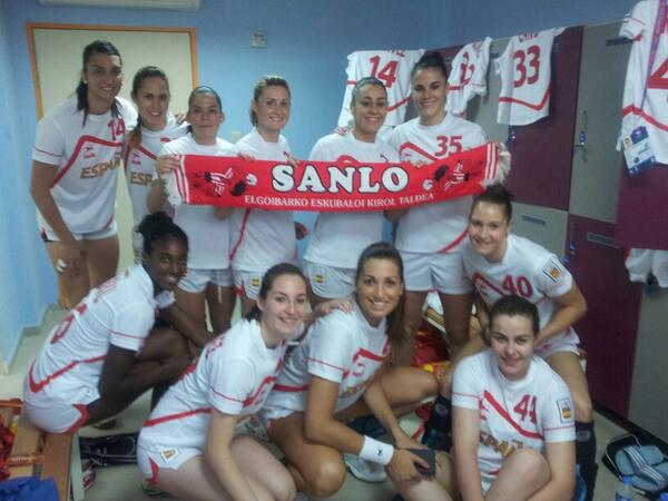 elgoibarkosanlo's tweet photo. A 1 día del Mundial, las #guerreras con @elgoibarkosanlo! @laragonzalez22 @elichavez14 @mart_lpez @RFEBalonmano http://t.co/Esd8TZVDrS