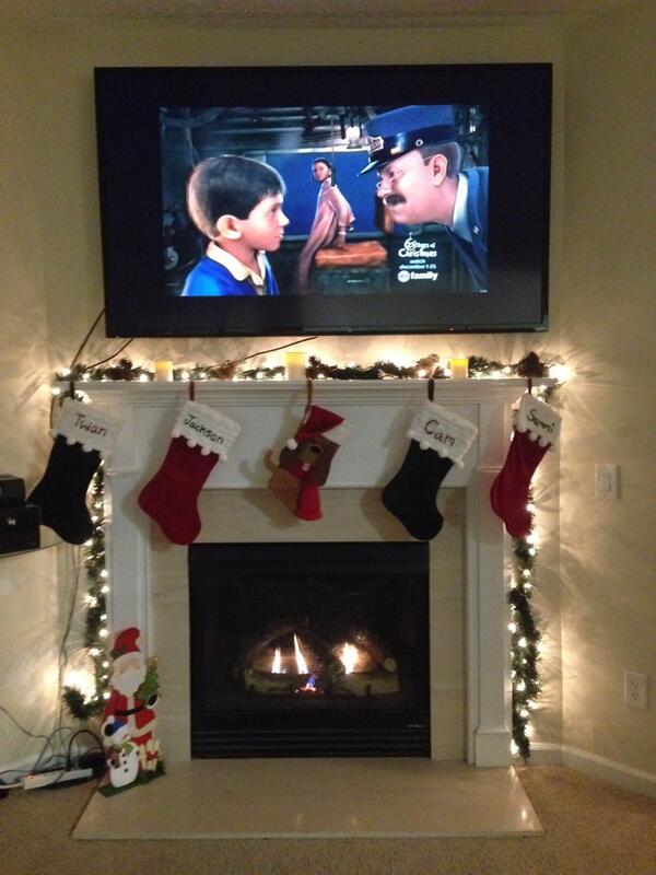 TheModelSammi's tweet photo. 🎶Its beginning to look alot like Christmas🎶❤️ #PolarExpress one of my favorites! http://t.co/k7WM3ek4EX