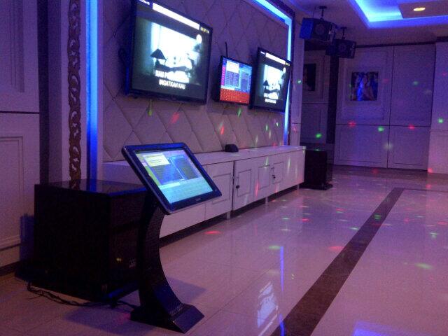 KARAOKE PRINCESS SYAHRINI FAMILY KTV Pembukaan Karaoke Princess Syahrini Naik Lamborghini Warna Emas