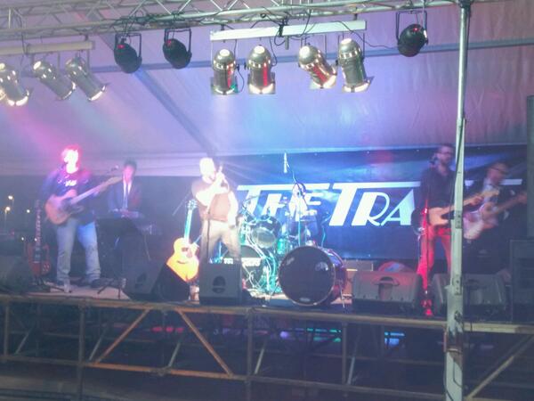 ballestermendez's tweet photo. Zombie con @thetracksbanda IMPRESIONANTE!!! Piel de pollo y no por el frío. http://t.co/3c0BURjx3U