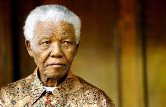 Muere Nelson Mandela, el hombre que liberó a la Sudáfrica negra ow.ly/ruWeo por <a href="/JohnCarlin5/">John carlin</a>