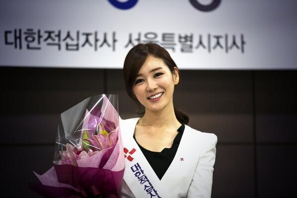 dawnhy's tweet photo. 야구여신 공서영아나님  대한적십자사 홍보대사로 위촉되었습니다. 멋진 활동 기대^^ http://t.co/lYibQPPB1t