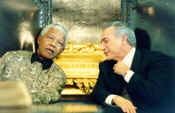 MichelTemer's tweet photo. (AI) Nelson Mandela e Michel Temer em 1998: http://t.co/wYAJXqUEal http://t.co/cb4elpQdv0