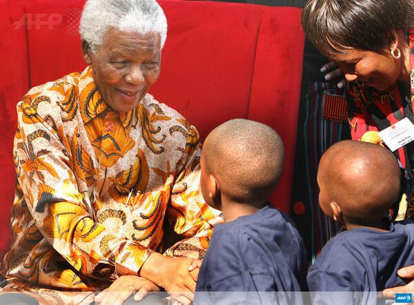 Le pas de danse, les chemises et le sourire de Mandela: la « magie #Madiba » u.afp.com/SJg #AFP