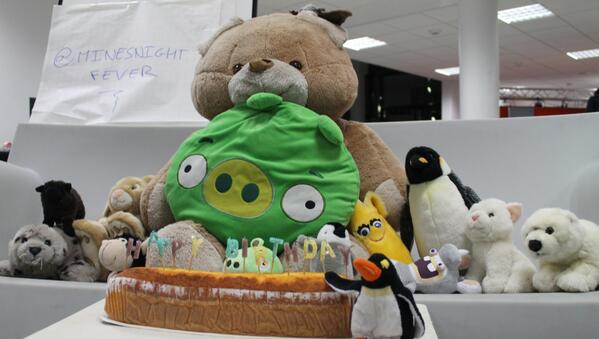 MinesNightFever's tweet photo. Notre équipe a un an ! Bon anniversaire à notre mascotte @MinesNightFever #nuitinfo @nuitdelinfo2013 @NuitDeLinfo2012 http://t.co/v1Hpt8SRae