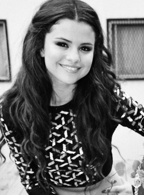 ChachiGomez's tweet photo. 1 RETWEET = 1 VOTE
#femaleartist 
#PeoplesChoice 
selena gomez http://t.co/tqWZItcPJr