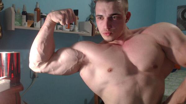 kingdannykay's tweet photo. #Bicep #Veins #Jacked http://t.co/ZGymHciny3