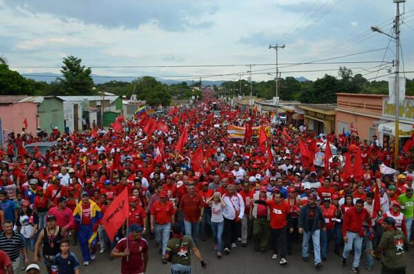 ffm_lara's tweet photo. Cierre de campaña en el municipio Torres, Victoria segura por el candidato del Chávez y del pueblo http://t.co/kLhJEdtIDV