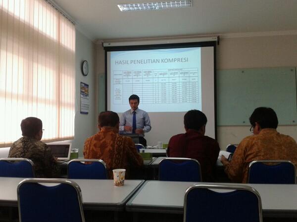eryzha's tweet photo. ujian tesis @wikranta http://t.co/VRSjs0yGX9