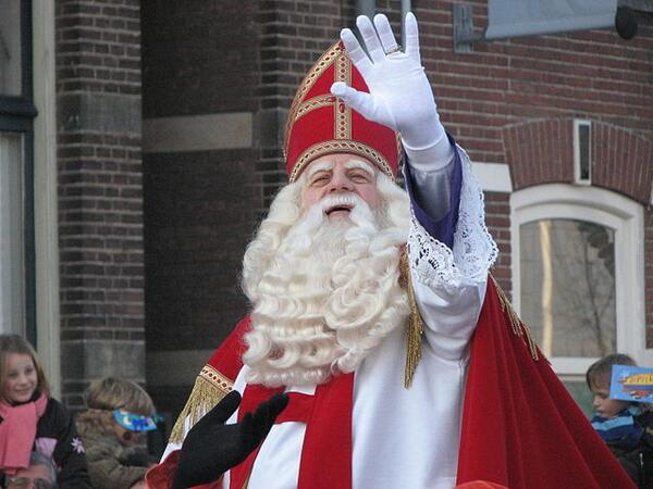 Toprural_fr's tweet photo. Saint Nicolas a fini sa tournée nocturne et vous souhaite un excellent weekend! Photo: http://t.co/T5ewK32dwx http://t.co/OvdmYzywDU
