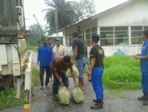 Busuwallaby's tweet photo. Hantar bekalan banjir d Pasir Linggi @JPAMtwiter @jpamkelate @ZHkelantan @kpjpam @hjzainun @TKPOjpam http://t.co/x7J4pLX4SA