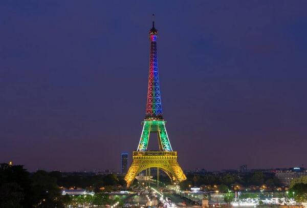 RaeesaC's tweet image. RT @Bruceps: Brilliant! “@DAWard87: South African colours light up the Eiffel tower in honour of Mandela. http://t.co/YdrBosMUor”"”