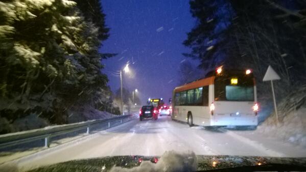 Sisseline's tweet photo. Leddbuss som sto fast på Søreide ca. 8:50 http://t.co/qMunfsdpC1