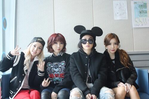 jessyyang2's tweet photo. "@Dara_syr: Chaerin oppa "@OH21NOONA: OT4 allllllways makes mw smiling *.* http://t.co/w27KkZH6qX”"