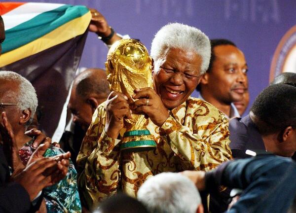 michaelrobinson's tweet photo. Muere #Madiba el hombre que fue padre para los negros y hermano para los blancos... ¡SAY NO TO RACISM! http://t.co/aQZbyIjZLS