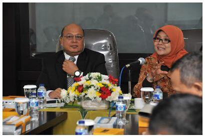 CORE_Indo's tweet photo. AS Hikam dan Hendri Saparini PhD di "The Hikam Forum" tgl 22 Agustus 2013. http://t.co/zqc4yi8Vtm