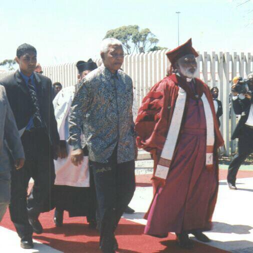 Tumeez's tweet photo. A leader amongst leaders,a visioner and torch barrier RIP Tata Mandela http://t.co/O5Bdz4hW2O