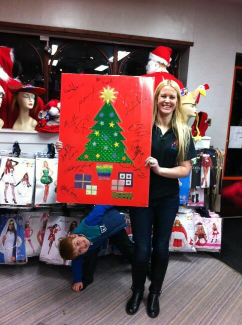 PEPAIDS's tweet image. Thank you Lucy @FunkyFFancyDress for helping us with fab props 4 r GBCC competition @beanandbrush 2day #GBCC