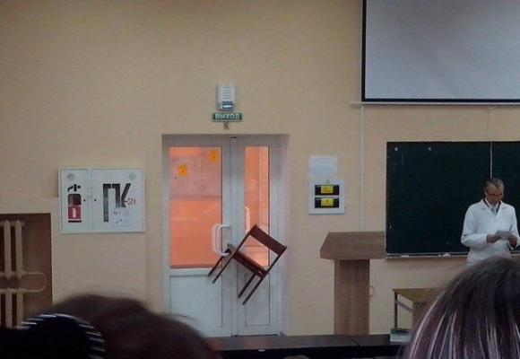 Başka olur öğretmenin prensiplisi. Geç kalan giremez.