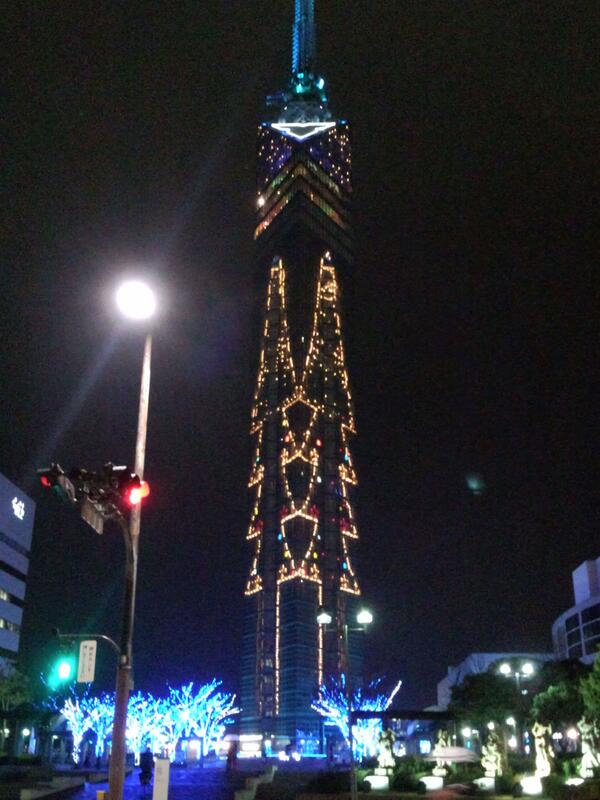 vez12475's tweet photo. @kingyotantiki 参考までにこれは去年の様子です。今年からLEDに変えて様変わり、しばらく見てるとサンタクロースも登場しましたよ！ http://t.co/8jQjN7Voj7
