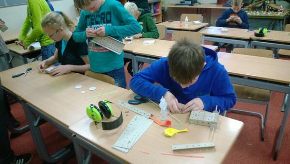 delangewieke's tweet image. #Techniekles groep 8: proberen om een autootje te laten rijden middels een ballon of wind/ventilator. #opitec