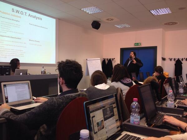 JennyNatale's tweet photo. Si parla di comunità locali #socialstreet #networking #sharing  @mantralex http://t.co/ZxSfbmWwj4