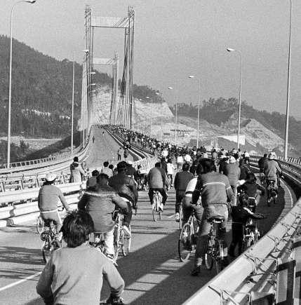 KimbleCharrting's tweet image. El día en el que los vigueses inauguraron el Puente de Rande, año 1981. #Vigo