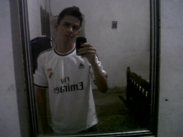 ArlyngFlaco's tweet photo. Jajajajaj lo q fui a comprar la camisa del madrid ♥ http://t.co/iVnXmdy6qJ