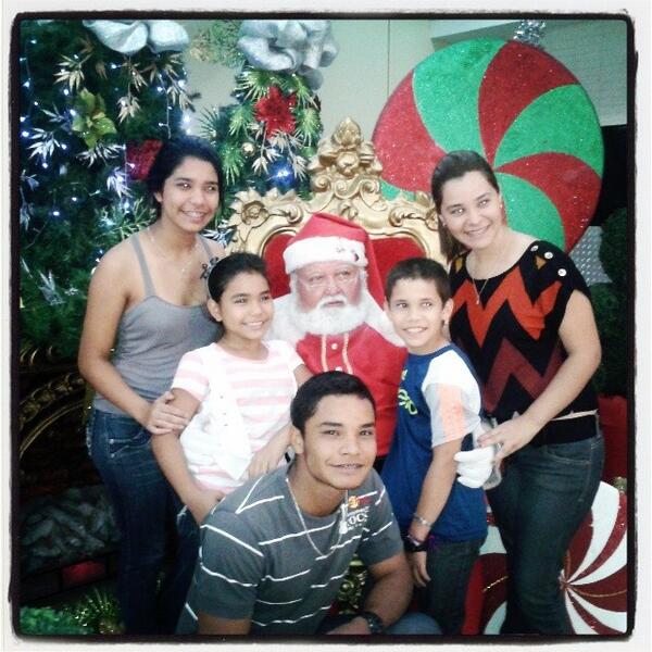 Ireanij's tweet photo. #Hermanos #ConSanta http://t.co/a5tih5j98p