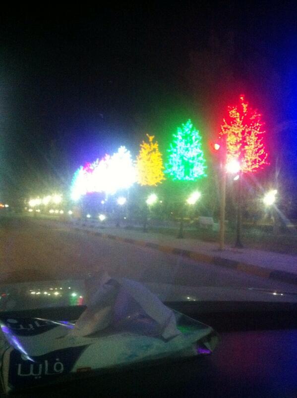 Sashammari's tweet photo. شجرة الميلاد في رفحاء خخخ http://t.co/NHxSe0pNuq
