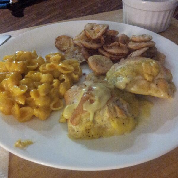 hannahfloyd892's tweet photo. Crescent chicken, fried squash, &amp; mac n cheese. #southernstuff #delicious http://t.co/cb5K5ifHyc