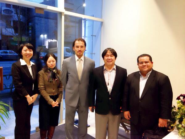 Kentaro Maruyama (segundo der), importante barista japonés, inaugura cafetería donde promocionará café ecuatoriano