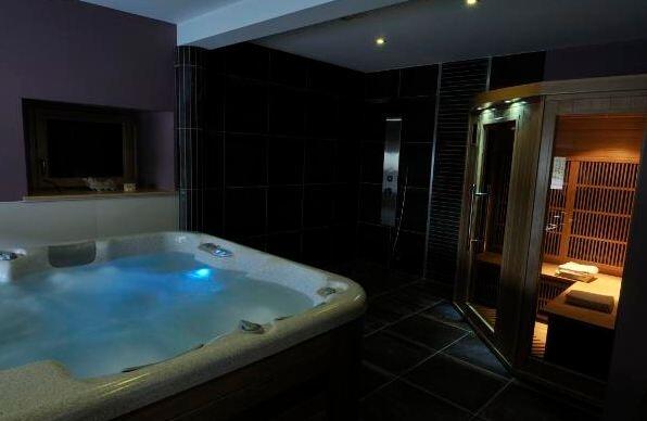 Toprural_fr's tweet photo. Mmm, sauna ou jacuzzi? Aux Grands prés, à Giney (25), il y a une solution à ce dilemme http://t.co/aEmeZBTS3J http://t.co/oB978eVjJL