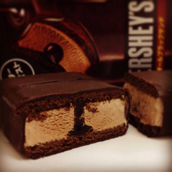 アイスマン福留 على تويتر Hershey S オールブラックサンド おいし過ぎて震える 柔らかいチョコレートケーキを食べてる感じ ビター チョココーティングにチョコビスケット チョコレートアイスの真ん中にコーヒーソースが入ってます Http T Co 02nvorquuv
