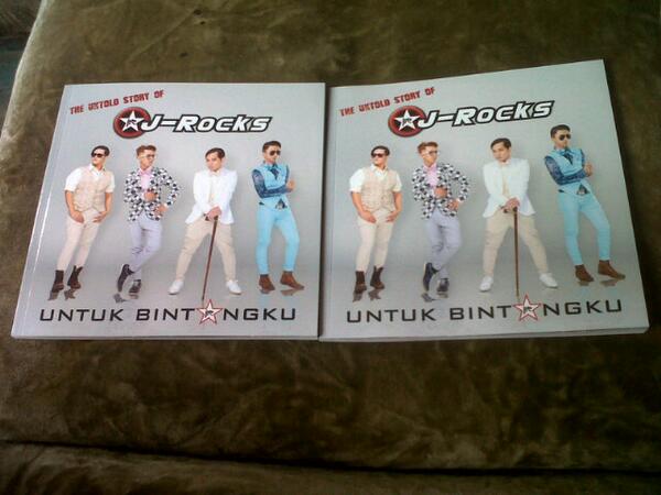 <a href="/JROCKS1spirit/">J-ROCKS</a> seharian baca nih buku :D dari kisah sedih ,seru ,lucu semuanya lengkap ada disini :)) thanks J-Rocks.
