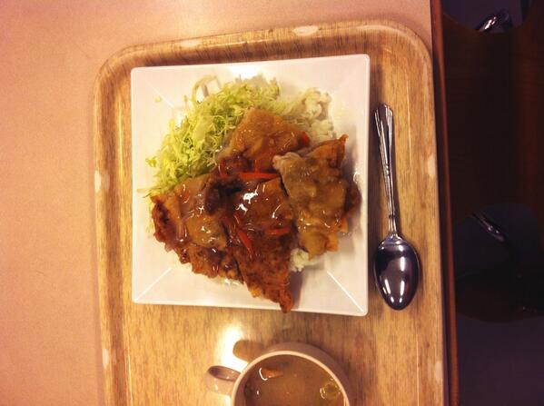 VcYumi's tweet photo. Today is my birthday, so my friend treated me lunch:) I'm happy because a lot friend said "happy birthday!" http://t.co/Az7qNEY66Z