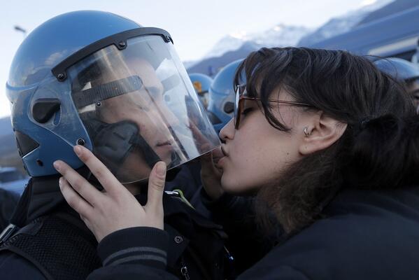 clarajordanvila's tweet photo. MOLT FORT! RT “Una joven acusada de abuso sexual por besar el casco de un antidisturbios http://t.co/4esHSS0Lji http://t.co/jO9g66AJJC”