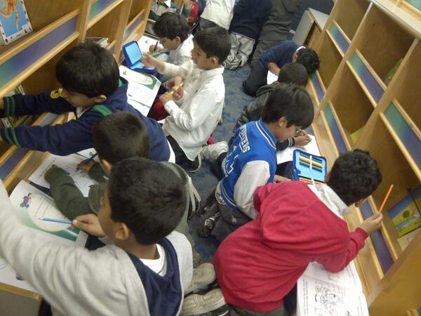 (ب ص) وأنشطة مختلفة داخل مكتبة ارامكو المتنقلة