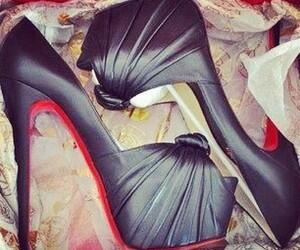 Yfm's tweet photo. Whoop! RT @Ms_Weeezy: Happy #HighHeelsThursday Ladies #HeelsWeHeart cc @Yfm http://t.co/cfbOgNWaHC
