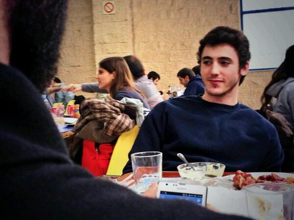 cotilleosETSIST's tweet photo. cada vez que como en la cafetería me alegra la vista...alguien sabe cómo se llama?? curso? http://t.co/cjCq5wgxGC