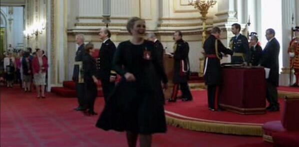 adkinsofkonecki's tweet image. Adele tiene cara de: ahahahahaha tengo mi medalla chao bitches!! aadfghajkla mi bebé