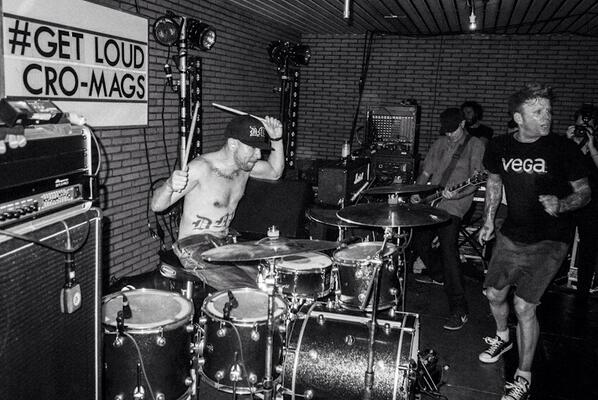 ConverseBLX's tweet photo. Hier nog een foto van #getloud met Cro-Mags in Antwerpen. Bekijk alle foto's op http://t.co/tafsRy0fOW http://t.co/tze5EV5fLq