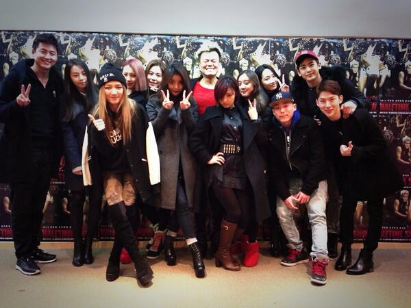 Jyp entertainment группы. Трейни JYP. JYP Family Concert. Артисты JYP. JYP Entertainment блоггер.