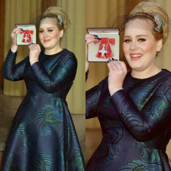 adelewink's tweet image. adele com o prêmio de miss dado pela rainha