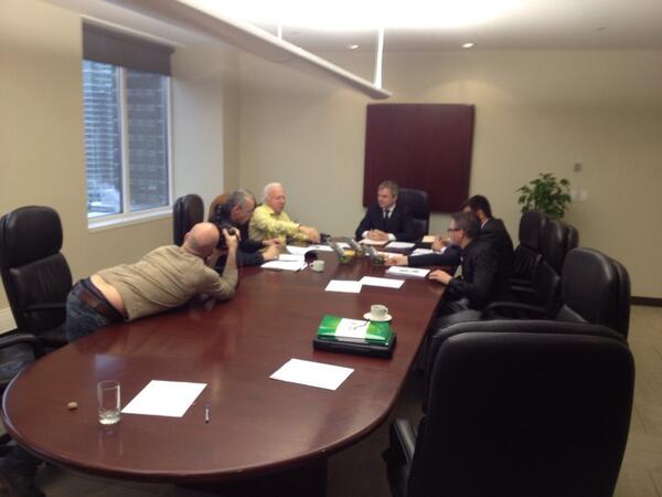 En pleine signature de deal avec <a href="/Gaetan_Frigon/">Gaétan Frigon</a>, moi-même et #croustipommes #oeildudragon sous l'œil de la caméra